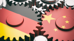 China und DeutscChina und Deutschland Flaggen auf Metall Zahnräder.
