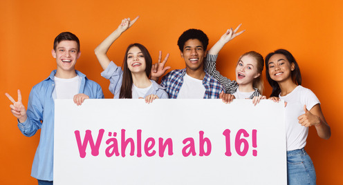 Gruppe junger Menschen mit Plakat "Wählen ab 16"