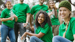 Gruppe junger Menschen mit grünen Shirts