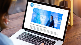 Eine Frau tippt auf der Tastatur eines Laptops, auf dessen Bildschirm der Digitale Jahresbericht 2023 der Bertelsmann Stiftung zu sehen ist.