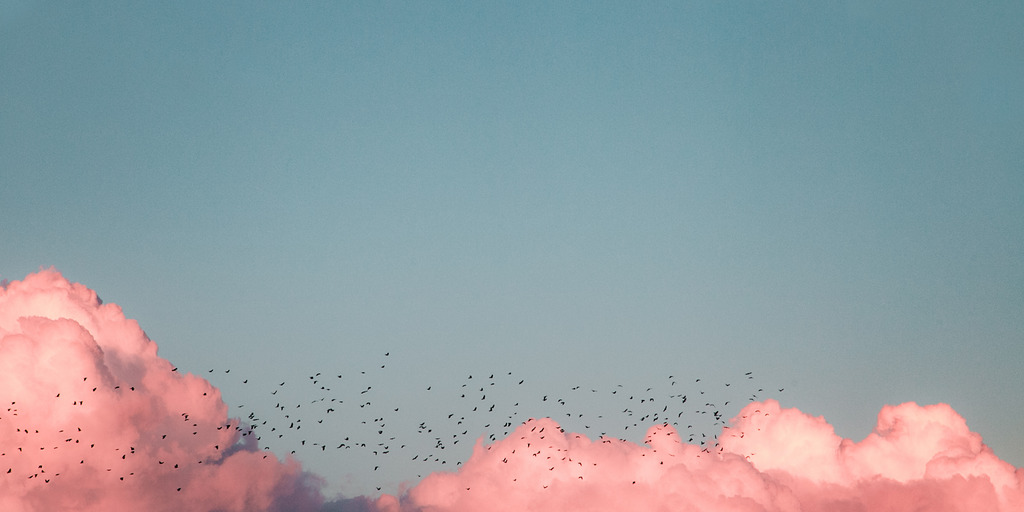 Baluer Himmel mit rosa Wolken zu sehen