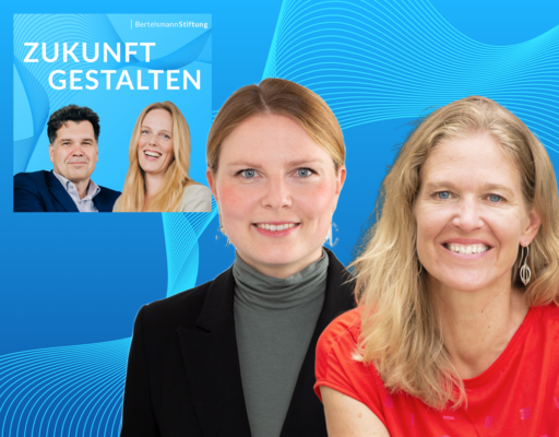 Ankündigungsbild für den Podcast der Bertelsmann Stiftung. Im Vordergrund sind die lächelnden Porträts von Rebekka Vollmer und Antje von Dewitz vor blauem Hintergrund zu sehen. Oben links befindet sich das Logo-Cover „Zukunft gestalten“.