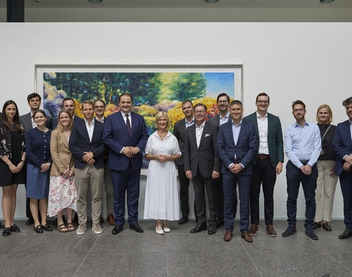 Gruppenfoto der Teilnehmenden des "Diplomacy Circle Retreat" im Foyer der Bertelsmann Stiftung in Gütersloh