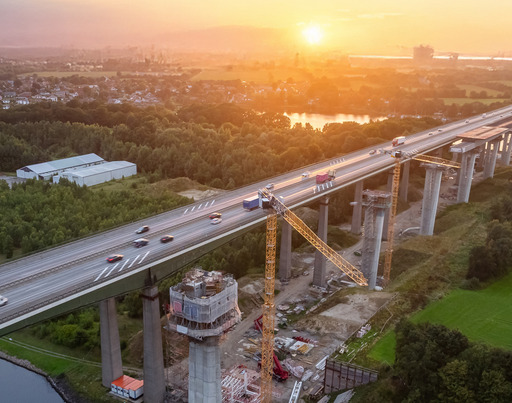 Luftaufnahme einer im Bau befindlichen Autobahnbrücke über den Nord-Ostsee-Kanal.