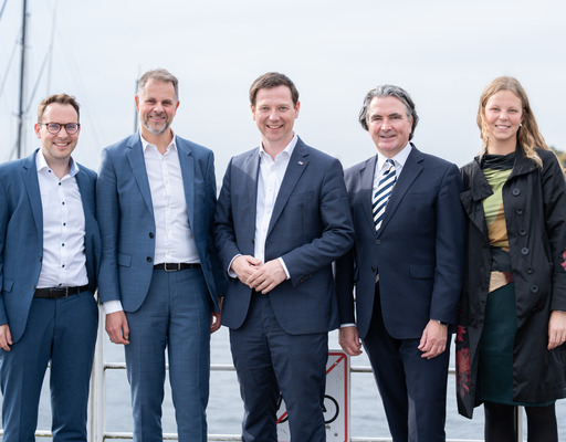 Tobias von der Heide, Staatssekretär im schleswig-holsteinischen Bildungsministerium, posiert nach der Veranstaltung in Kiel mit Dirk Zorn, Director des Programms "Bildung und Next Generation" der Bertelsmann Stiftung, sowie weiteren Beteiligten für ein gemeinsames Foto.