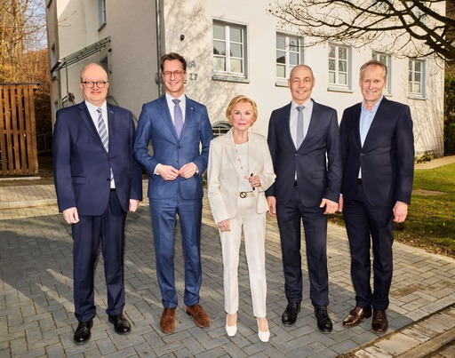 Das Bild zeigt v.l.n.r.: Christoph Nolting (Vorstand v. Bodelschwinghschen Stiftungen Bethel), Ministerpräsident Hendrik Wüst, Stifterin Liz Mohn, Dr. Bartolt Haase (Vorsitzender des Vorstands v. Bodelschwinghschen Stiftungen Bethel) und Jörg-Uwe Goldbeck (Verwaltungsratsvorsitzender der v. Bodelschwinghschen Stiftungen Bethel).
