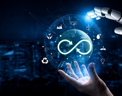 Eine menschliche Hand und eine Roboterhand berühren vor einem digitalen Globus ein leuchtendes Unendlichkeitszeichen – Symbol für Kreislaufwirtschaft und nachhaltige Innovation.