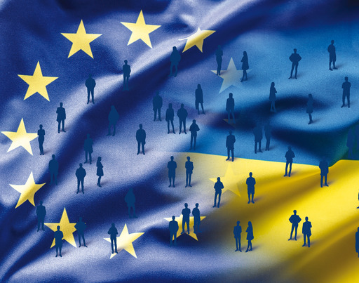 Flagge der EU und der Ukraine verschmelzen zu einer.
