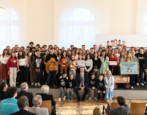 Gruppenfoto der Preisträger:innen des Jugend-Engagement-Wettbewerbs Rheinland-Pfalz mit dem rheinland-pfälzischen Ministerpräsidenten Alexander Schweitzer und der Vorstandsvorsitzenden der Bertelsmann Stiftung, Brigitte Mohn.