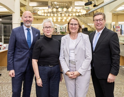 Personen v.r.n.l.: Wilfried Uhr, Vorstand Bertelsmann Stiftung; Silke Niermann, Geschäftsführerin der Stadtbibliothek Gütersloh; Anja Krokowski, stellv. Bibliotheksleitung; Henning Matthes, erster Beigeordneter Stadt Gütersloh. Anlässlich der Ankündigung über die Unterstützung der Bertelsmann Stiftung bei der Renovierung der Stadtbibliothek Gütersloh.