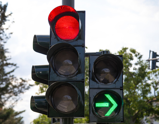 Rote Ampel mit Grünpfeil nach rechts
