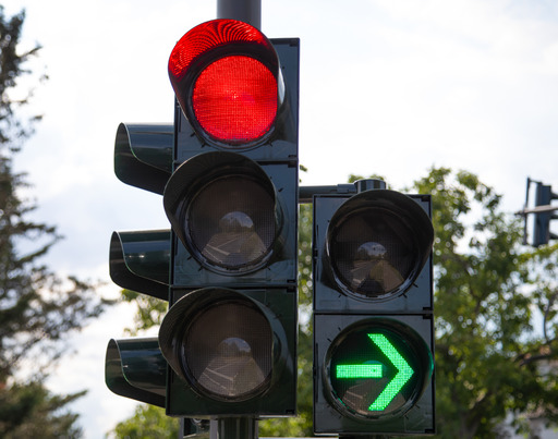Rote Ampel mit Grünpfeil nach rechts