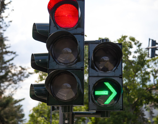 Rote Ampel mit Grünpfeil nach rechts