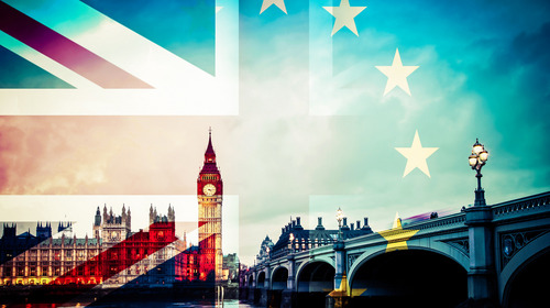 Union-Jack-Flagge und EU-Flagge kombiniert über ikonischen Londoner Wahrzeichen.