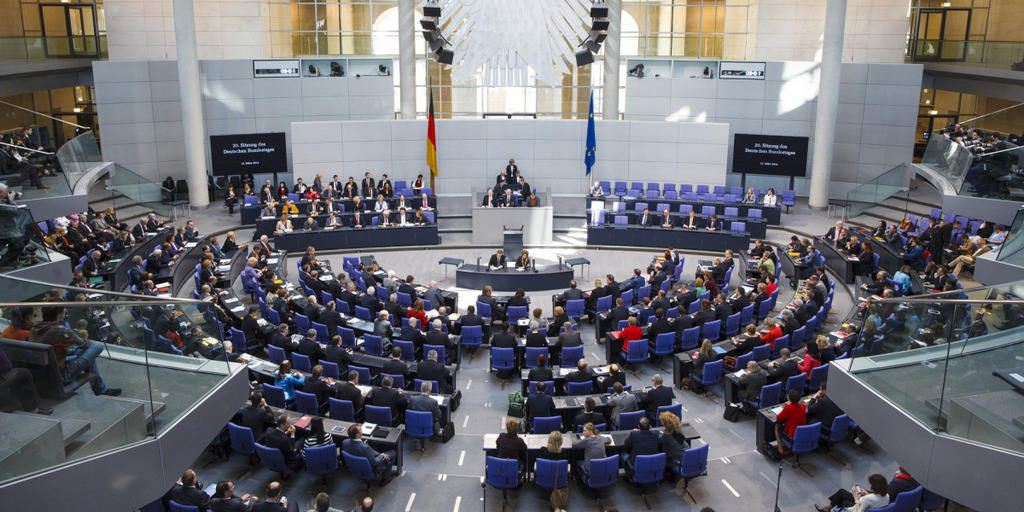 Blick in den gefüllten Plenarsaal des Deutschen Bundestages in Berlin während einer Debatte im Jahr 2014.