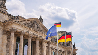 Vor dem Reichstag wehen zwei deutsche und eine europäische Flagge