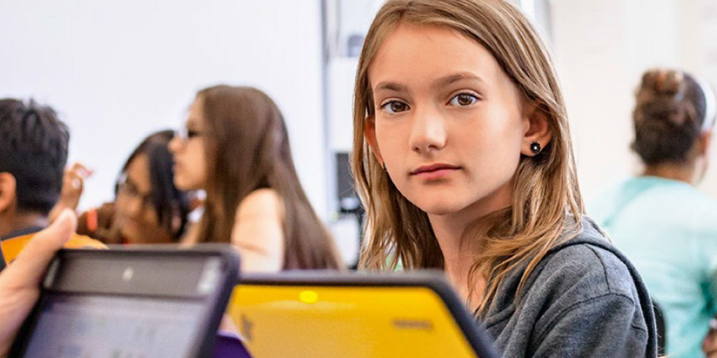 Coverbild des change-Magazins Nummer 3 aus dem Jahr 2014. Ein Mädchen sitzt in einer Klasse vor einem Laptop.