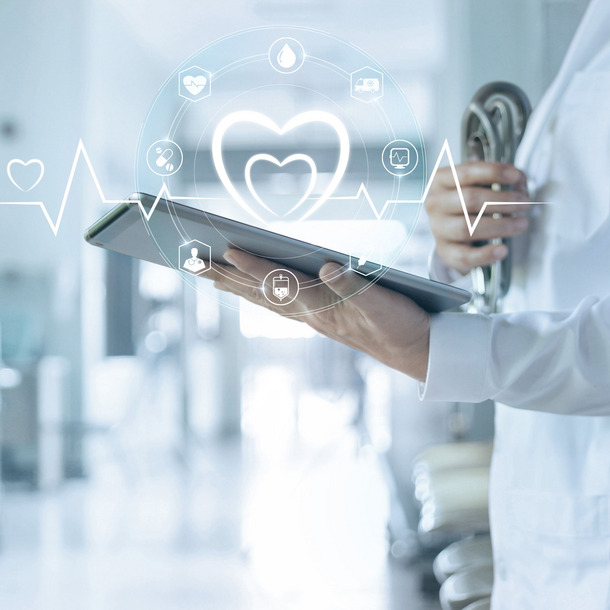 Arzt hält Tablet in der Hand