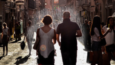 Pixabay_man_2616599_ST_MT_bear.jpg(© StockSnap / Pixabay, modifiziert – Pixabay License, https://pixabay.com/de/service/license/)