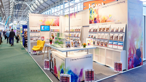 Blick auf den Messestand des Verlags Bertelsmann Stiftung auf der Buchmesse in Frankfurt am Main.