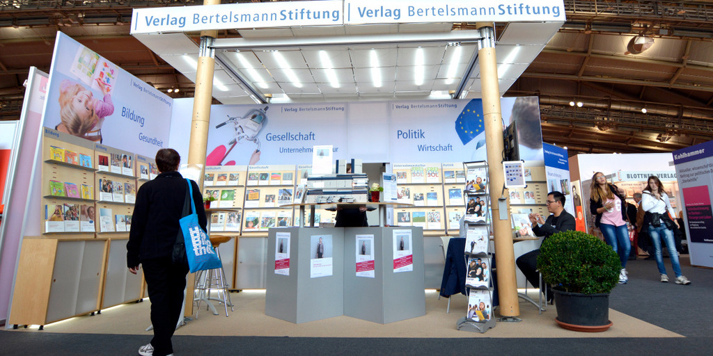 Blick auf den Stand des Verlags der Bertelsmann Stiftung auf der Buchmesse Frankfurt 2014.