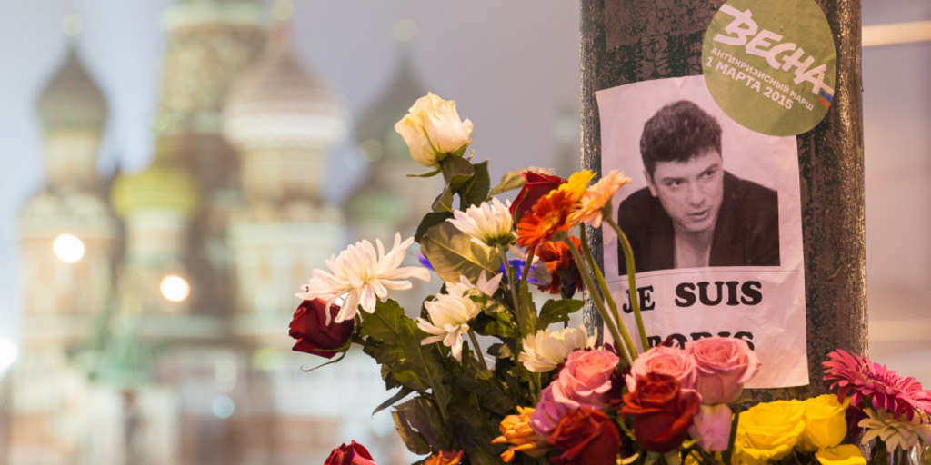Ein Flugblatt mit der Aufschrift "Je suis Boris" (Ich bin Boris) und Blumen erinnern am 28. Februar 2015 an einem Laternenmast vor der Basilius-Kathedrale in Moskau an den tags zuvor ermordeten russischen Oppositionspolitiker Boris Nemzow.