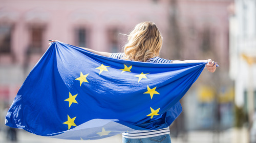 Junge Frau hält Flagge der EU in den Händen