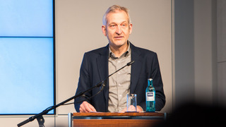 Rainer Sbrzesny als Vertreter von Stefan Schwartze, Patientenbeauftragter der Bundesregierung am Rednerpult.