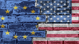 Die Flagge der Europäischen Union und Amerikas auf einer Backsteinmauer.