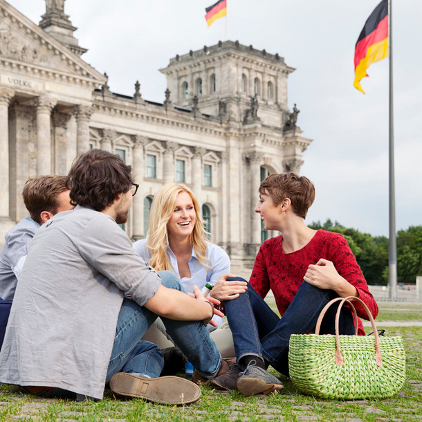 Vier Freunde vor dem Reichstag in Berlin