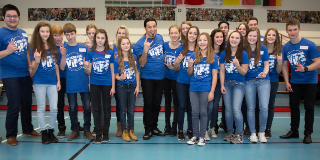 Bülent Ceylan posiert mit Schülern des Hermann-Vöchting-Gymnasiums Blomberg für ein Gruppenfoto.