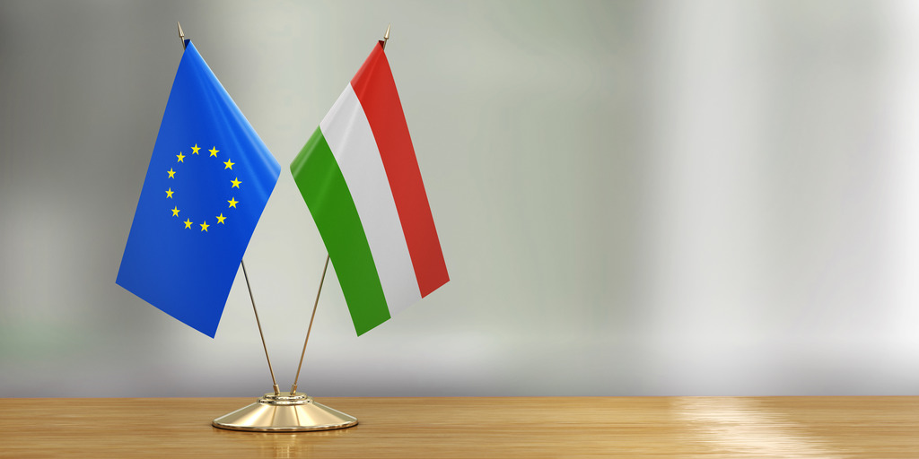 Europäische und ungarische Flagge stehen nebeneinander auf einem Tisch