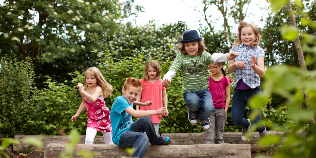 Gruppe fröhlicher Schulkinder