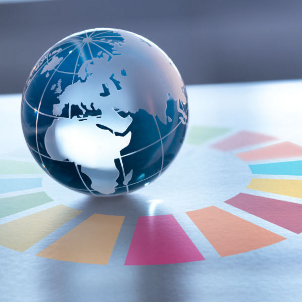 Weltkugel aus Glas auf einer SDG-Palette