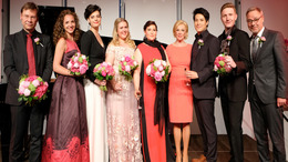 Gruppenbild der Sänger, des Pianisten und des Moderators des Preisträgerkonzerts mit Liz Mohn, Präsidentin der NEUEN STIMMEN.