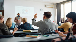 Erwachsen Personen sitzen im Klassenraum