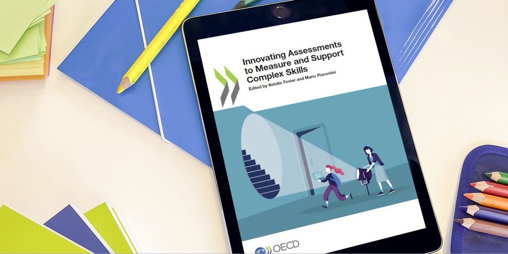 Tablet mit dem Cover der Broschüre "Innovating Assessments to Measure and Support Complex Skills