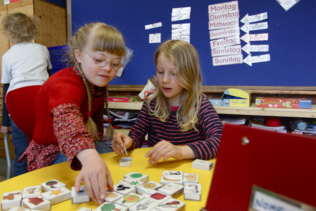 Zwei Schülerinnen der Kinderschule Bremen spielen Memory.