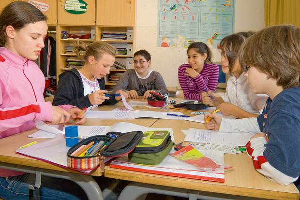 Schüler der Heinrich-Zille-Grundschule in Gruppenarbeit.