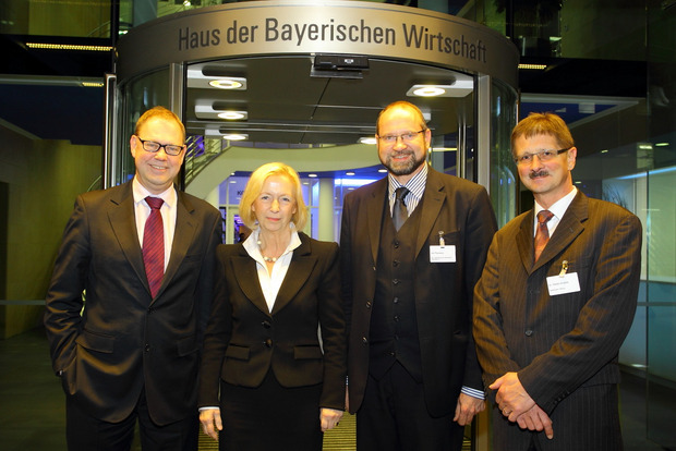 [Das Bild zeigt Aart De Geus , Prof. Dr. Johanna Wanka, Ivor Parvanov und Dr. Stefan Empter vor dem Haus der Bayerischen Wirtschaft in München.