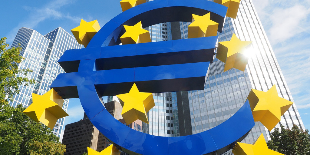 Eurozeichen-Skulptur vor der Frankfurter EZB