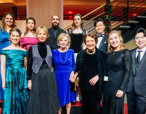 Founder Liz Mohn with the head of the Masterclass, internationally acclaimed mezzo-so-prano Elīna Garanča (front, second from left), surrounded by the participants. Edda Moser (third from right) was among the guests at the NEUE STIMMEN Advent Concert. The record-ing of her legendary “Queen of the Night” has been traveling through space since 1977.