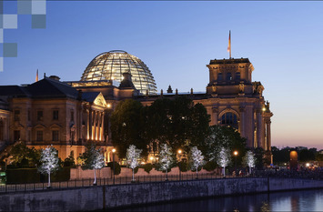 Bundestag in der Berlin bei Dämmerung mit Blick von der Spree zu sehen