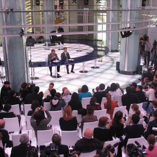 Bidsina Iwanischwili bei seiner ersten Pressekonferenz, die in seinem Haus stattfand.