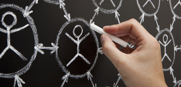 Eine Hand zeichnet mit Kreide auf einer Tafel das Konzept des Social networking; Foto für Broschüre Radar Gesellschaftlicher Zusammenhalt; Foto für Pressemeldung vom 16.07.2013: Beim Zusammenhalt ist Deutschland nur Mittelmaß. Studie der Bertelsmann (© Ivelin Radkov / Fotolia.com)