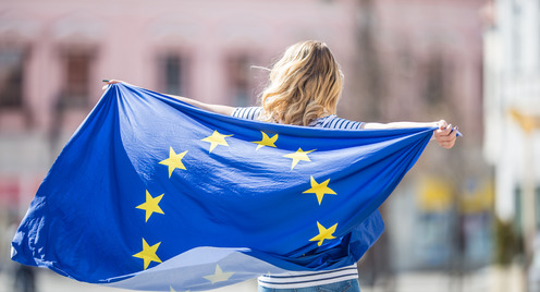 Junge Frau hält Flagge der EU