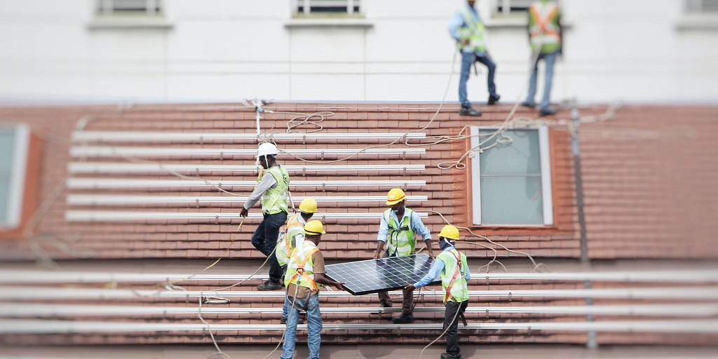 Arbeiter auf einem Dach