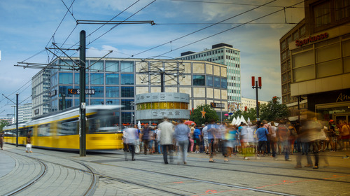 Weltzeituhr auf dem Alexanderplatz in Berlin, Deutschland.