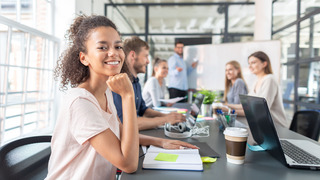 Junge Geschäftsleute treffen sich im Büro und besprechen gemeinsam ein neues Startup-Projekt.