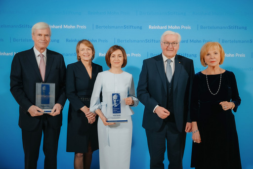 Group photo with the winners of the Reinhard Mohn Prize 2025